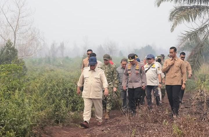 Presiden Prabowo Subianto Tinjau Lokasi Karhutla Desa Rimbo Panjang Kampar Riau didampingi pejabat TNI Polri di tengah asap kebakaran
