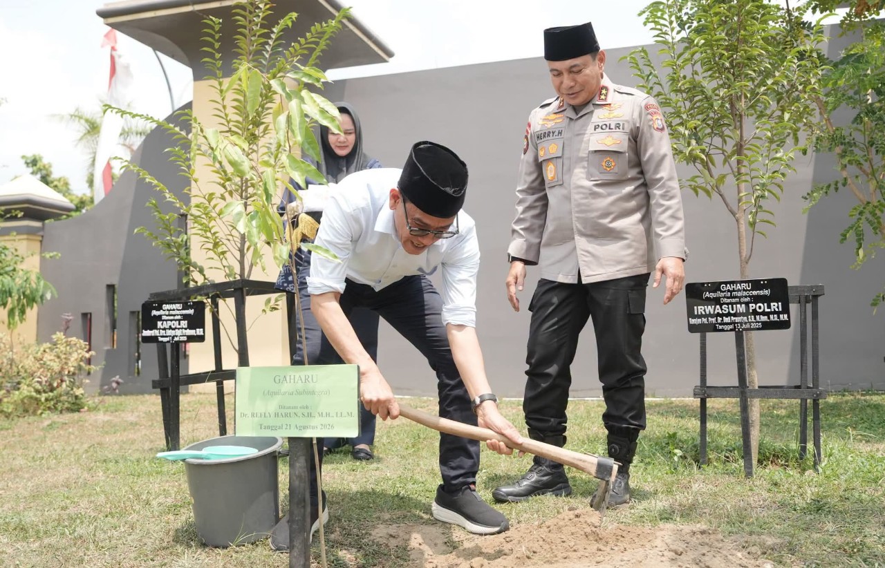 Kapolda Herry Heryawan & Dr. Refly Harun Tanam Pohon Gaharu di Mapolda Riau
