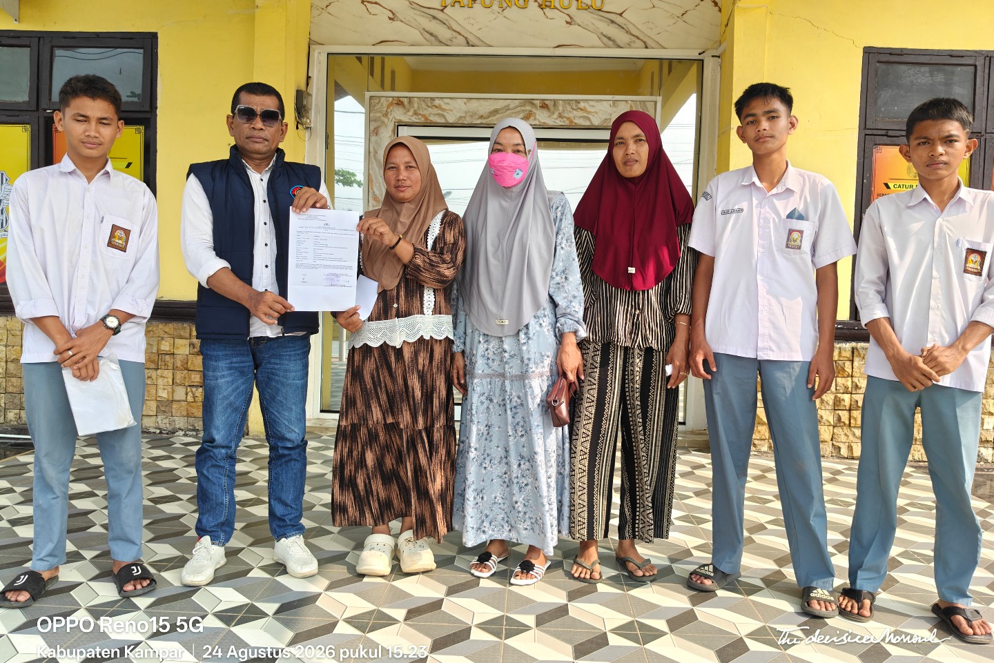 Tiga Pelajar Korban Bersama Keluarga & Pendamping Tunjukkan Surat Laporan di Depan Polsek Tapung Hulu