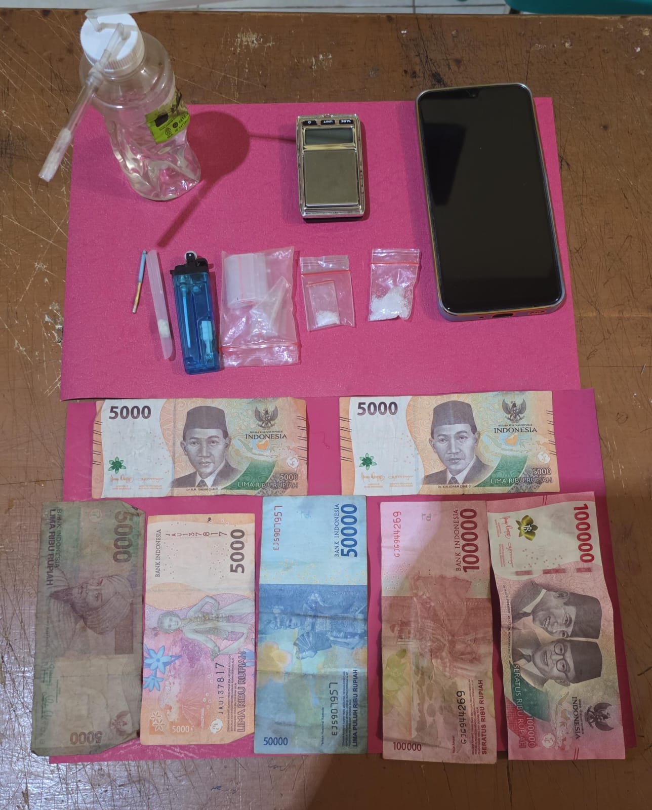 Barang Bukti Narkotika dan Uang Hasil Penjualan