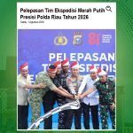 Dokumentasi utama memperlihatkan momen erat di mana Kapolda Riau didampingi oleh unsur TNI, perwakilan pemerintah provinsi, serta tokoh agama yang secara bersama-sama memegang tongkat bendera pelepasan armada.