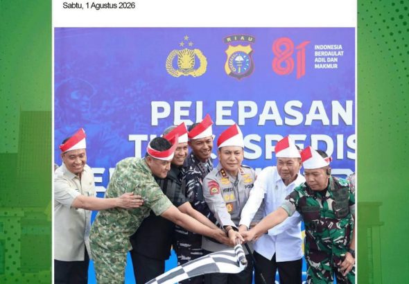 Dokumentasi utama memperlihatkan momen erat di mana Kapolda Riau didampingi oleh unsur TNI, perwakilan pemerintah provinsi, serta tokoh agama yang secara bersama-sama memegang tongkat bendera pelepasan armada.