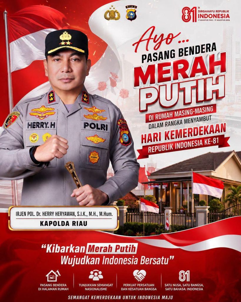 Irjen Pol. Dr. Herry Heryawan Kapolda Riau berdiri dengan latar belakang Bendera Merah Putih dalam ajakan pasang bendera HUT ke-81 Kemerdekaan Republik Indonesia