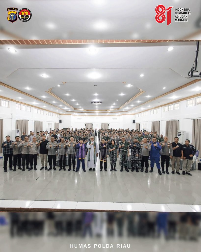 Seluruh peserta Ibadah Gabungan TNI-Polri Polda Riau berdiri bersama di Aula Sat Brimob dengan penuh semangat persatuan jelang HUT RI ke-81, 13 Agustus 2026