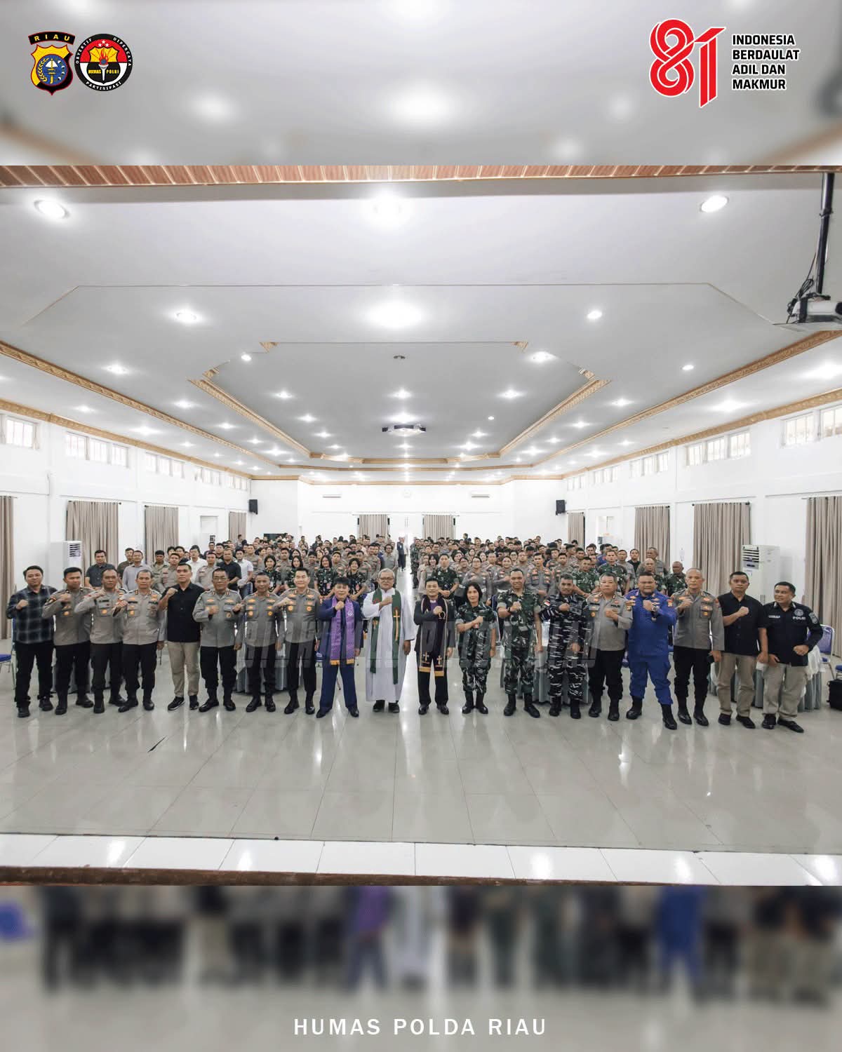 Seluruh peserta Ibadah Gabungan TNI-Polri Polda Riau berdiri bersama di Aula Sat Brimob dengan penuh semangat persatuan jelang HUT RI ke-81, 13 Agustus 2026