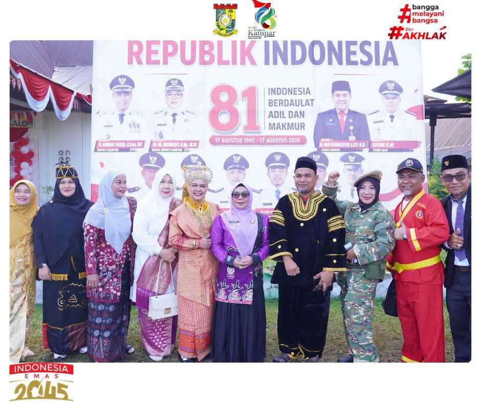 Wakil Bupati Kampar Dr. Hj. Misharti, S.Ag., M.Si. bersama Camat Salo dan unsur Forkopimcam berfoto bersama seusai melepas Pawai Kemerdekaan HUT RI ke-81 di Lapangan Kantor Camat Salo, Kabupaten Kampar, Sabtu (15/8/2026).
