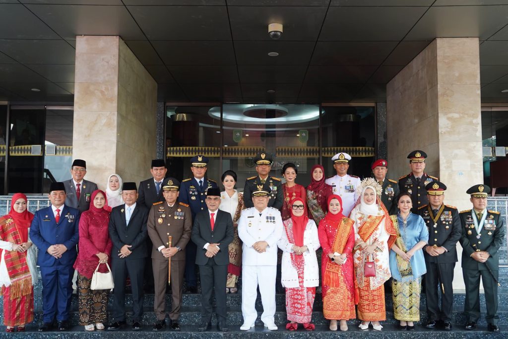 Foto Bersama Pimpinan Forkopimda Provinsi Riau beserta Istri pada Peringatan HUT Kemerdekaan RI ke-81