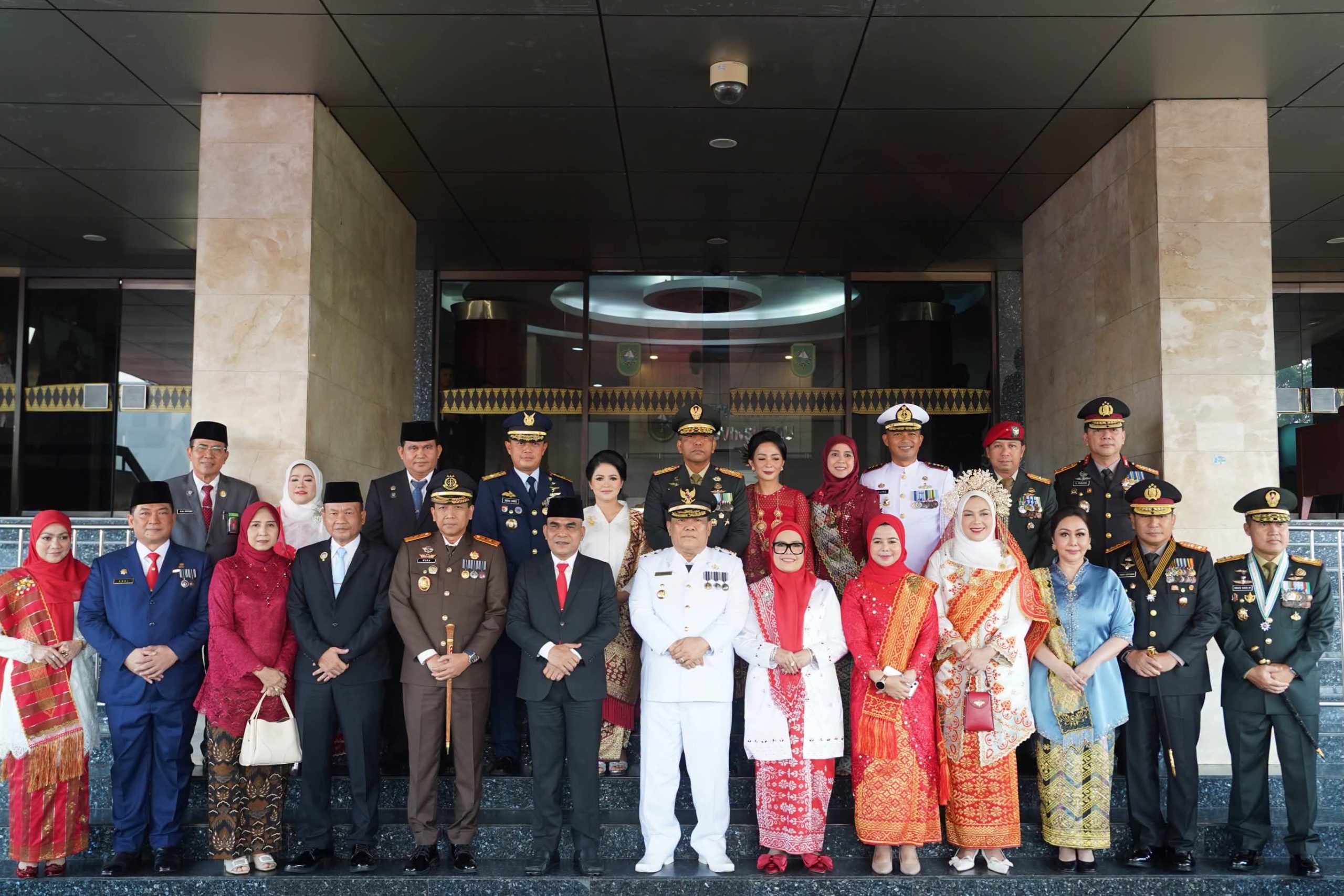 Foto Bersama Pimpinan Forkopimda Provinsi Riau beserta Istri pada Peringatan HUT Kemerdekaan RI ke-81