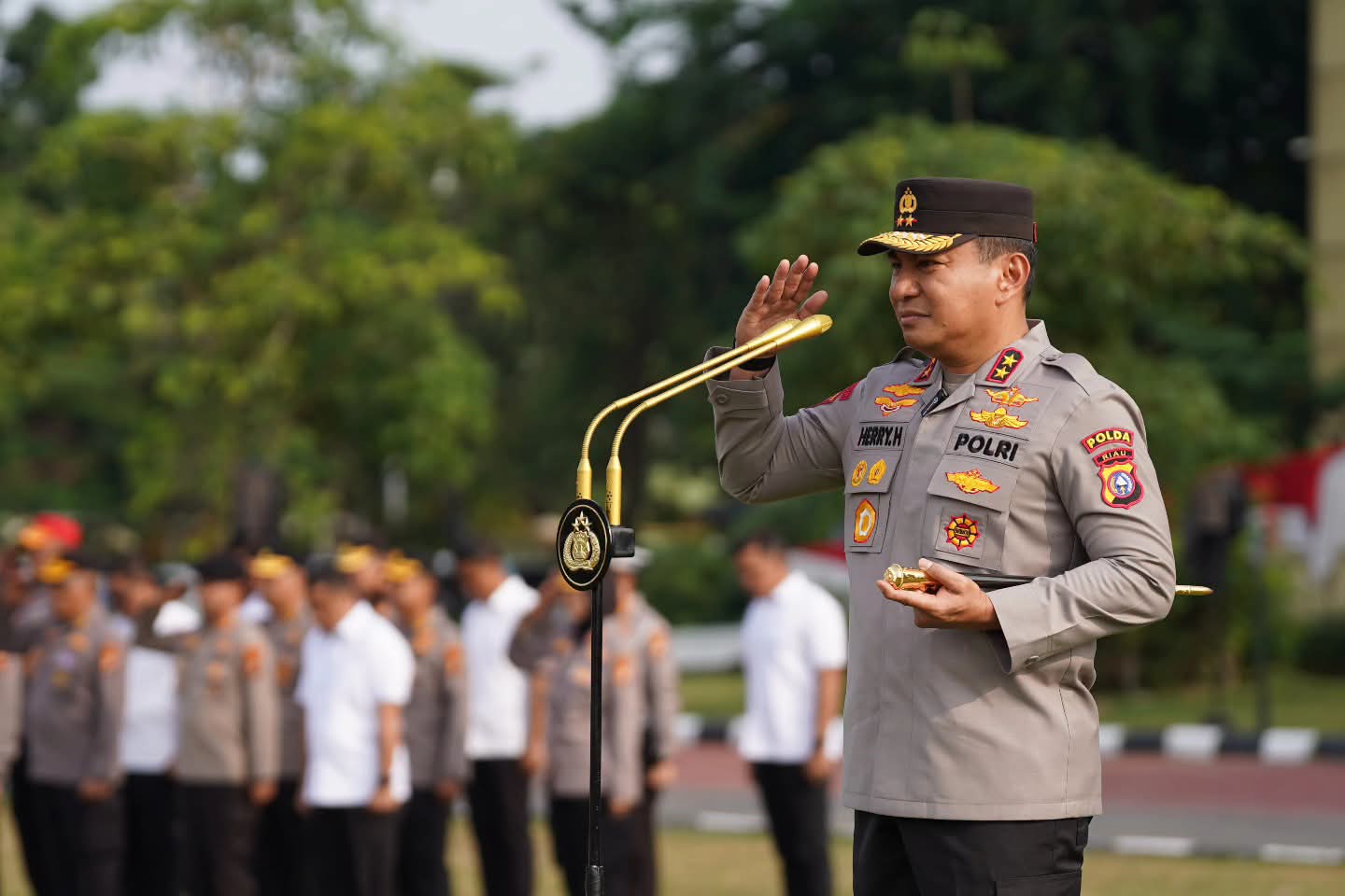 Kapolda Riau Irjen Pol Dr Herry Heryawan memberikan amanat Apel Jam Pimpinan Polda Riau 19 Agustus 2026 tegaskan profesionalisme dan semangat pengabdian kepada masyarakat