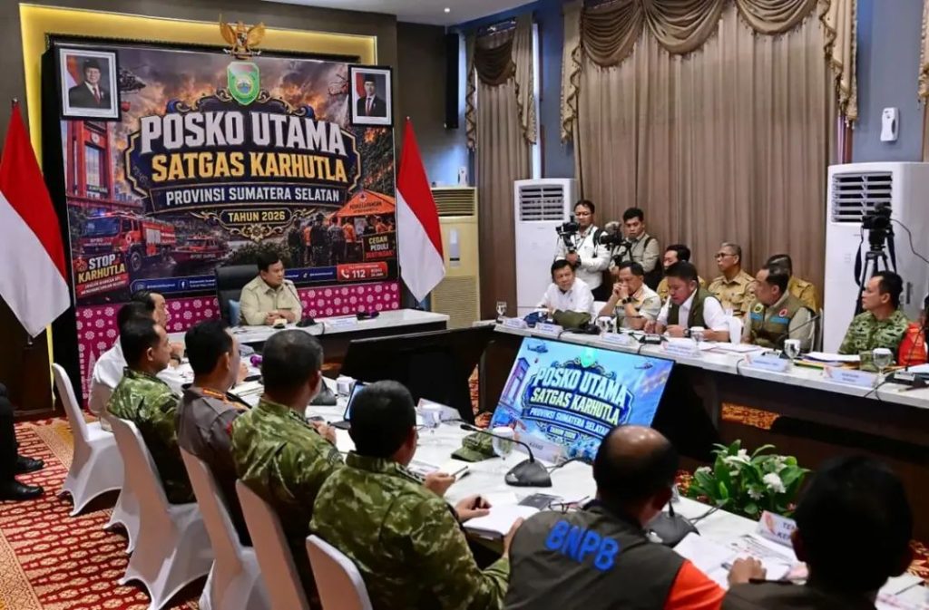 Presiden Prabowo Subianto Pimpin Rapat Karhutla di Posko Satgas Sumatera Selatan Palembang 24 Agustus 2026 Dorong Bahan Pemadam Alternatif Tim Alpha Sumur Bor Gambut