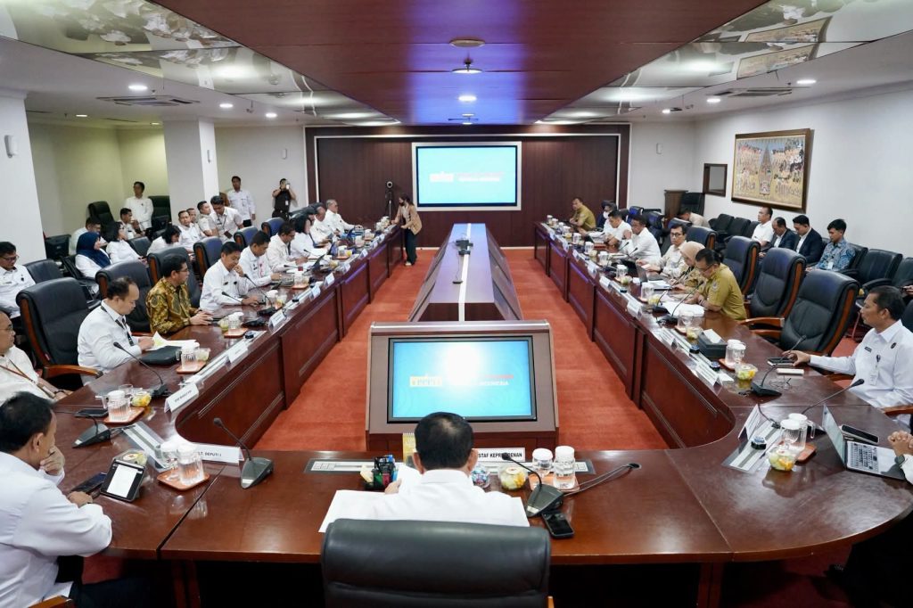 Kepala Staf Kepresidenan Jenderal Purn Prof Dr Dudung Abdurachman Pimpin Rapat Koordinasi Penguatan Pelindungan WNI di Luar Negeri di Gedung Bina Graha Jakarta 24 Agustus 2026