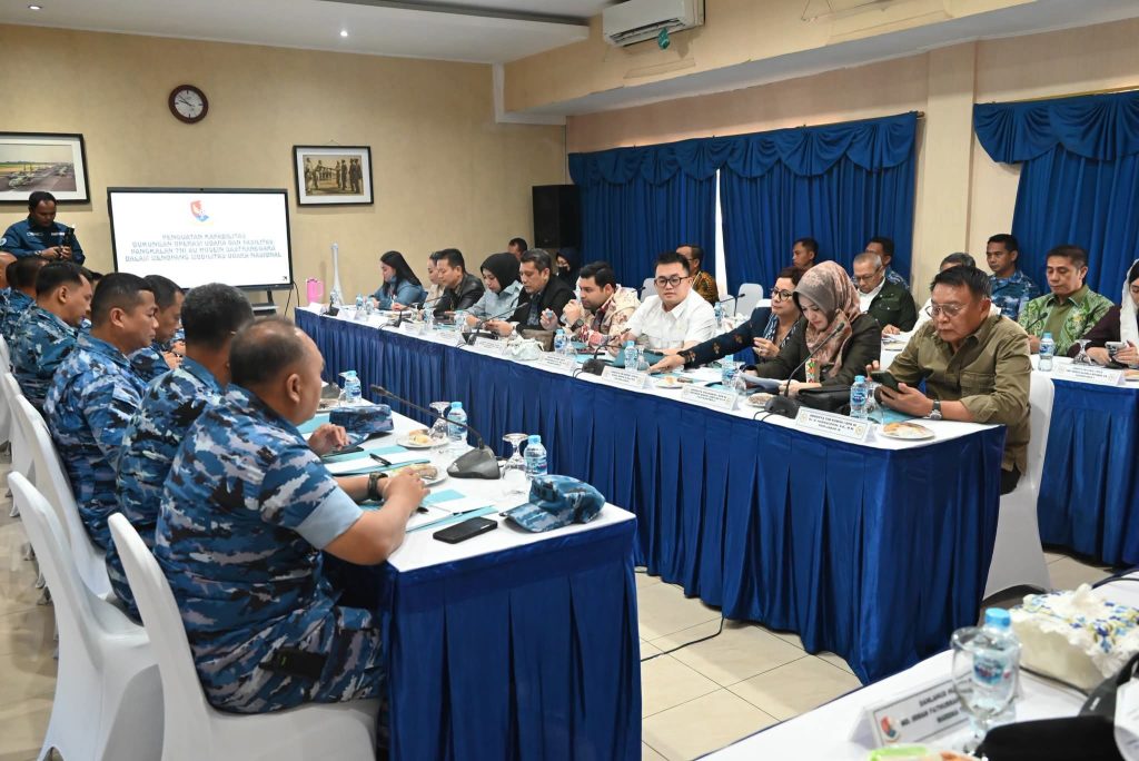 Penyerahan Cinderamata — Komisi I DPR RI Bersama Pimpinan Lanud Husein Sastranegara Bandung