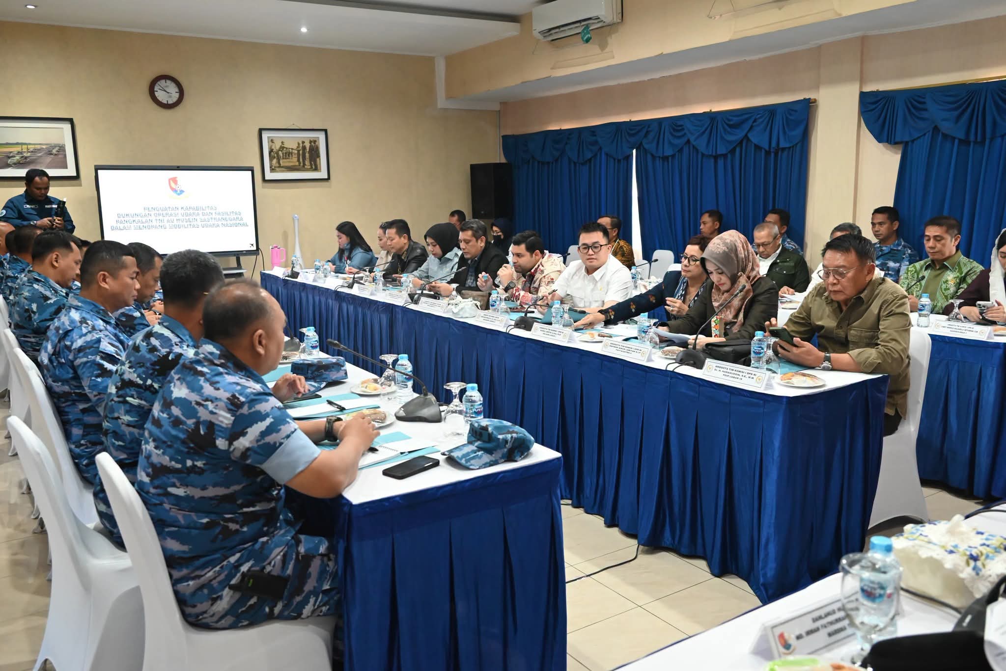Penyerahan Cinderamata — Komisi I DPR RI Bersama Pimpinan Lanud Husein Sastranegara Bandung