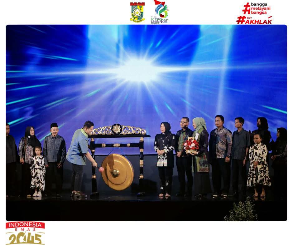 Batik Subayang khas Kabupaten Kampar tampil di AMS Fashion Awards 2026 — Ketua Dekranasda Kampar Ny. Tengku Nurheryani hadir di Ballroom Hotel Premiere, 30 Agustus 2026
