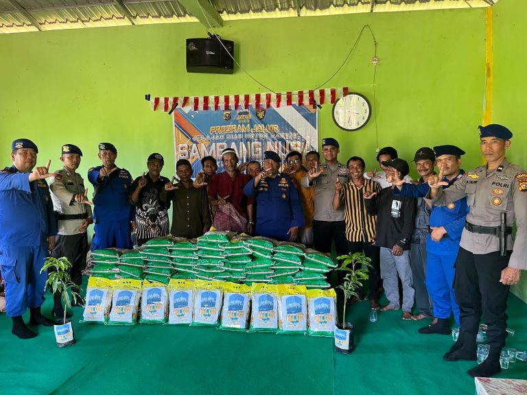 Sambut HUT ke-81 RI, Ditpolairud Polda Riau Salurkan Beras, Bendera Merah Putih, dan Bibit Pohon kepada Warga Pesisir Rohil Melalui Program JALUR