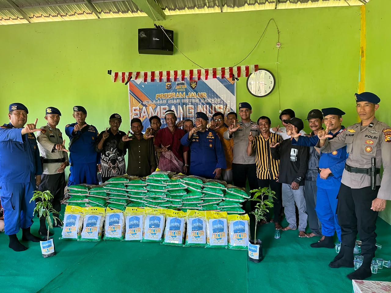 Sambut HUT ke-81 RI, Ditpolairud Polda Riau Salurkan Beras, Bendera Merah Putih, dan Bibit Pohon kepada Warga Pesisir Rohil Melalui Program JALUR