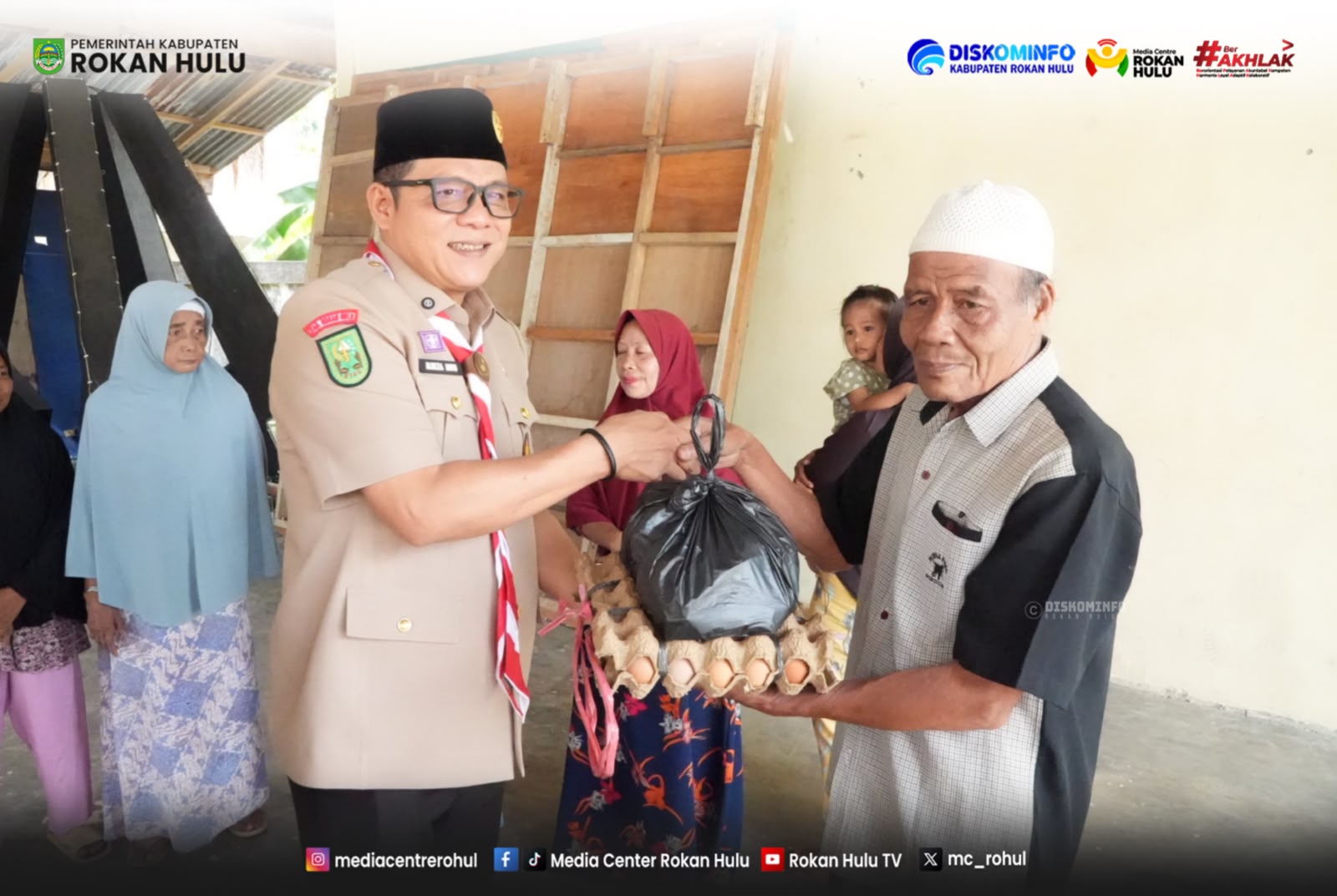 Bupati Rokan Hulu H. Sukiman saat menyerahkan bantuan sosial kepada warga dalam rangka penyaluran bantuan di wilayah Kabupaten Rokan Hulu, Kamis (6/8/2026).