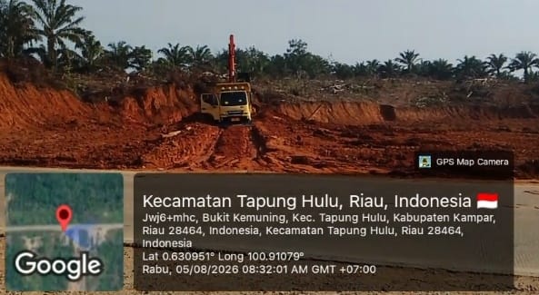 Aktivitas Pengerukan Tanah di Lokasi Dugaan Galian C Bukit Kemuning Tapung Hulu