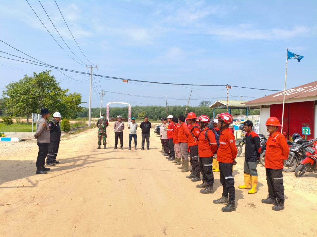 Polsek Bonai Darussalam Bersama Satgas dan MPA Edukasi Warga Tolak Bakar Lahan