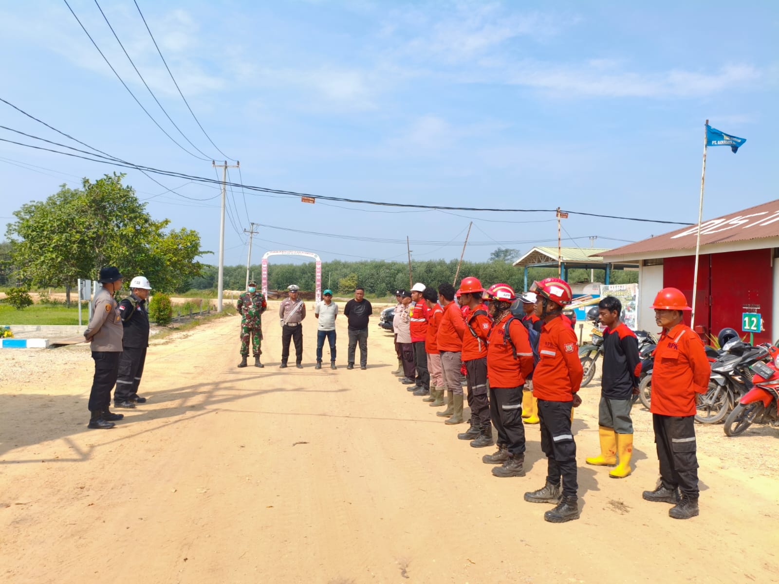 Polsek Bonai Darussalam Bersama Satgas dan MPA Edukasi Warga Tolak Bakar Lahan