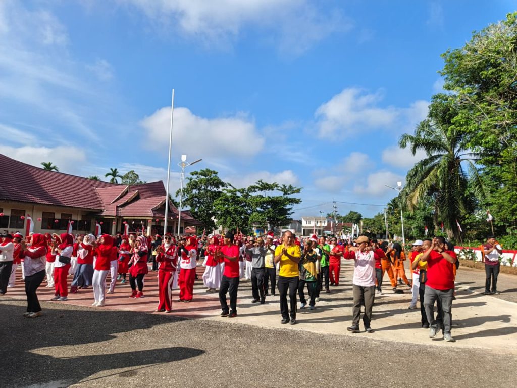 Camat Tandun Feriadi bersama Forkopimcam lepas peserta jalan santai memeriahkan HUT RI ke-81 di Kantor Camat Tandun Jumat 15 Agustus 2026