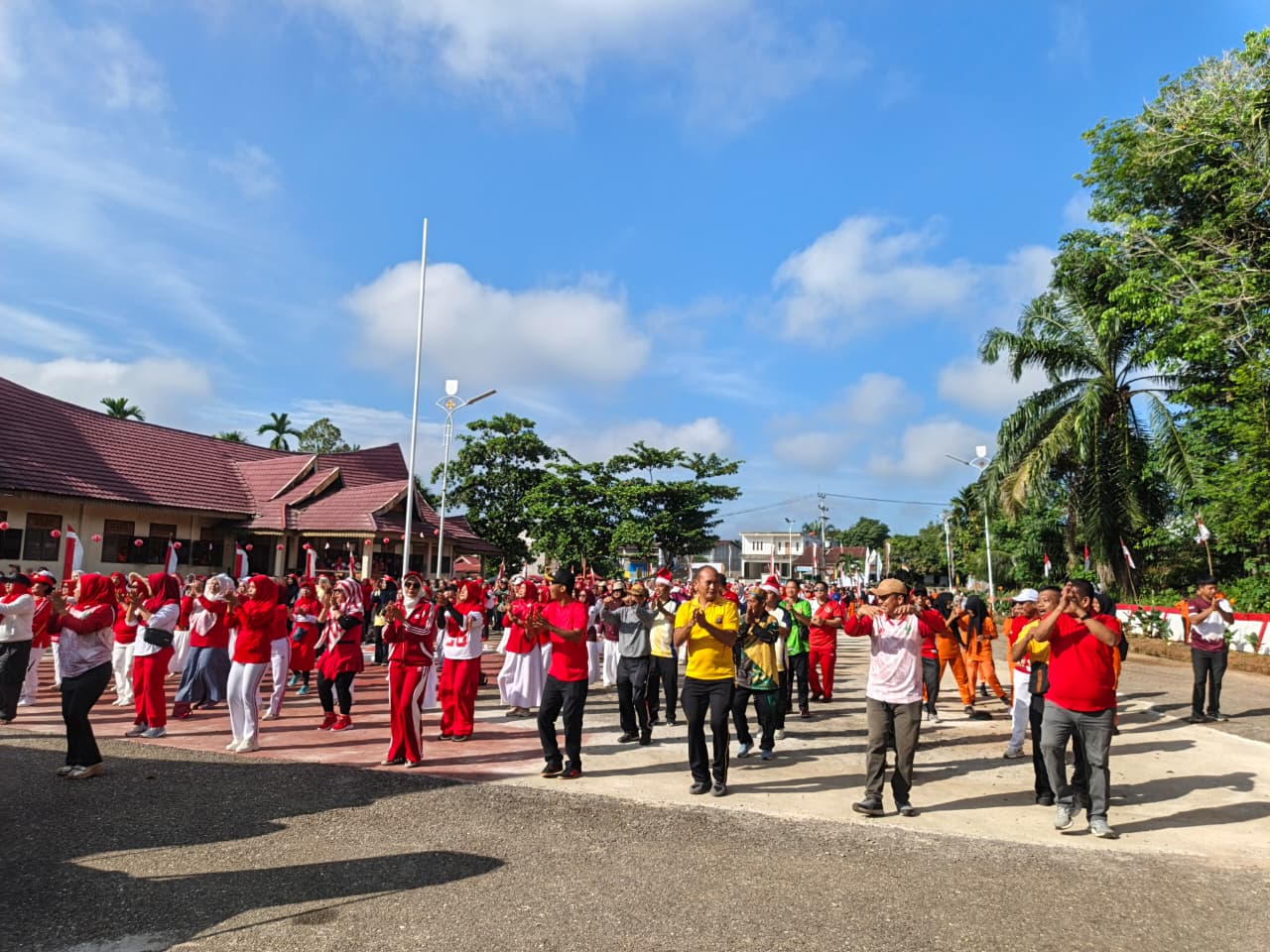 Camat Tandun Feriadi bersama Forkopimcam lepas peserta jalan santai memeriahkan HUT RI ke-81 di Kantor Camat Tandun Jumat 15 Agustus 2026