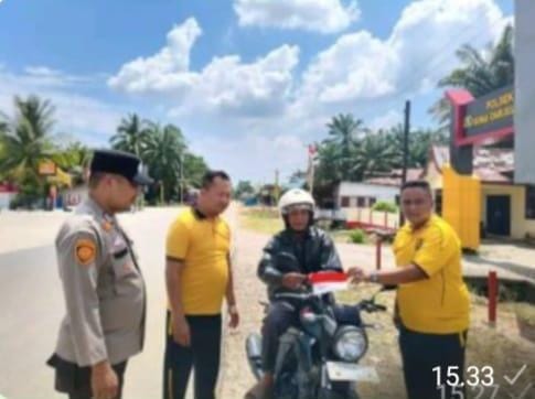 Tumbuhkan Semangat Nasionalisme, Polsek Bonai Darussalam Bagikan Bendera ke Warga
