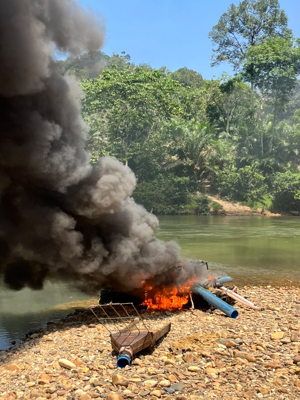 Dua unit rakit tambang emas ilegal dibakar Polsek Kampar Kiri di tepi Sungai Batang Bio Desa Koto Kampar Kiri Hulu Sabtu 15 Agustus 2026