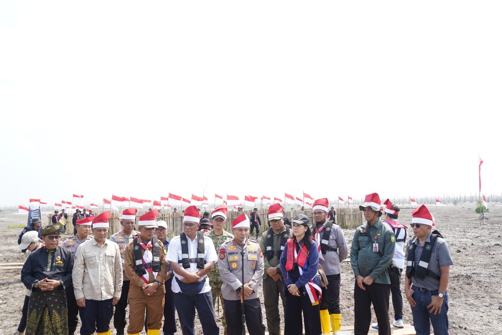 Menteri Lingkungan Hidup Jumhur Hidayat bersama Kapolda Riau Irjen Pol Herry Heryawan dan Bupati Indragiri Hilir Herman menanam bibit mangrove serta menyerahkan bantuan di Desa Kuala Selat Kecamatan Kateman Sabtu 15 Agustus 2026