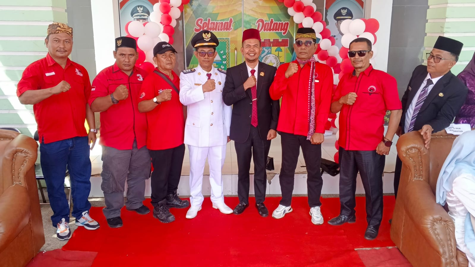 Foto Bersama Pimpinan PAC PDI-P Tapung Hulu, Camat Tapung Hulu dan Anggota DPRD Kampar Fraksi PDI-P Usai Upacara HUT RI ke-81