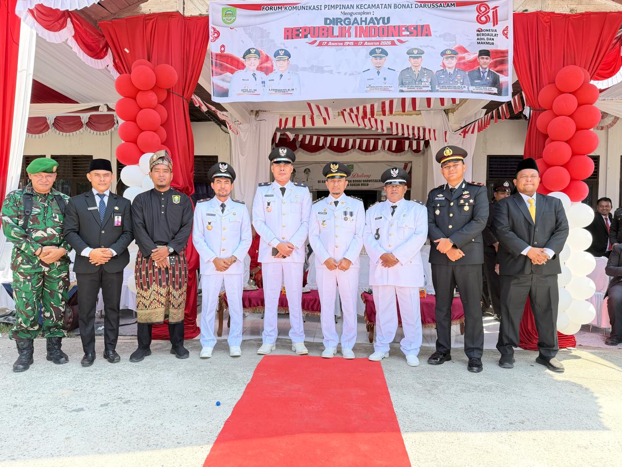 Foto Bersama Jajaran Forkopimcam dan Tokoh Masyarakat Bonai Darussalam Usai Upacara HUT RI ke-81