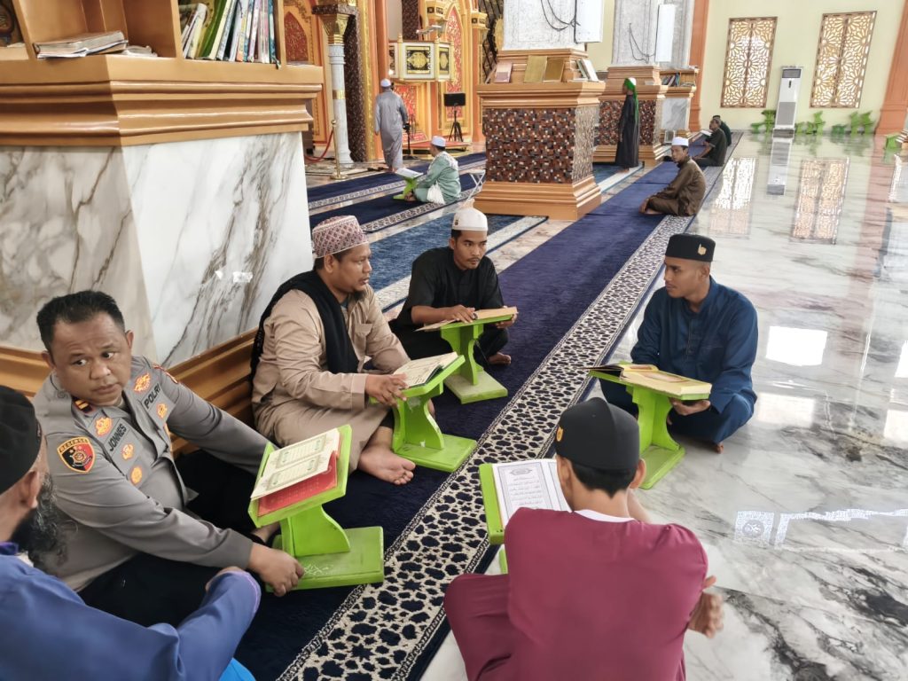 Para Binaan Polsek Kepenuhan Bersama Anggota Polri Bagikan Kisah Perjuangan Lawan Narkoba di Masjid