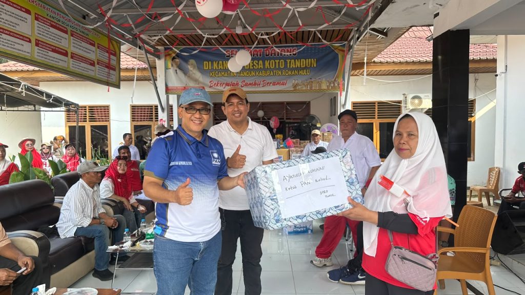 Pj. Kepala Desa Koto Tandun Aly Yusuf Serahkan Subsidi HUT RI ke-81 Per Dusun