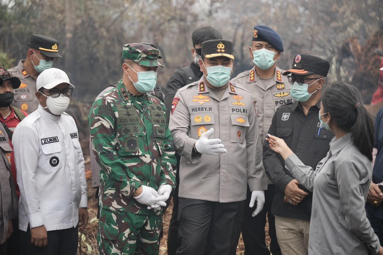 Kapolda Riau & Pangdam Tuanku Tambusai Tinjau Langsung Lokasi Karhutla di Pelalawan