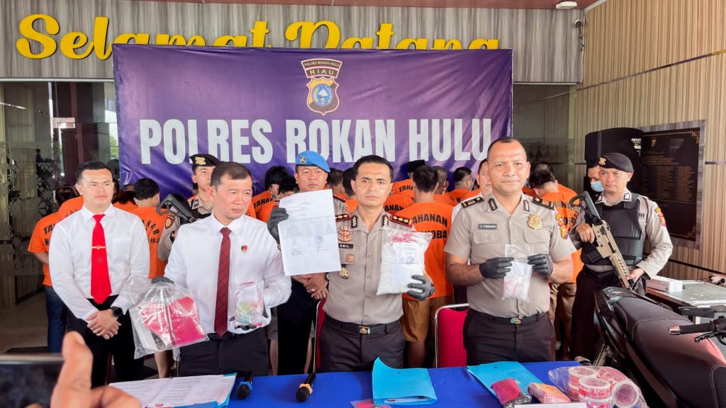 Kapolres Rohul AKBP Emil Eka Putra Tampilkan Barang Bukti Sabu 1,03 Kg Ekstasi 246 Butir Press Release Polres Rokan Hulu