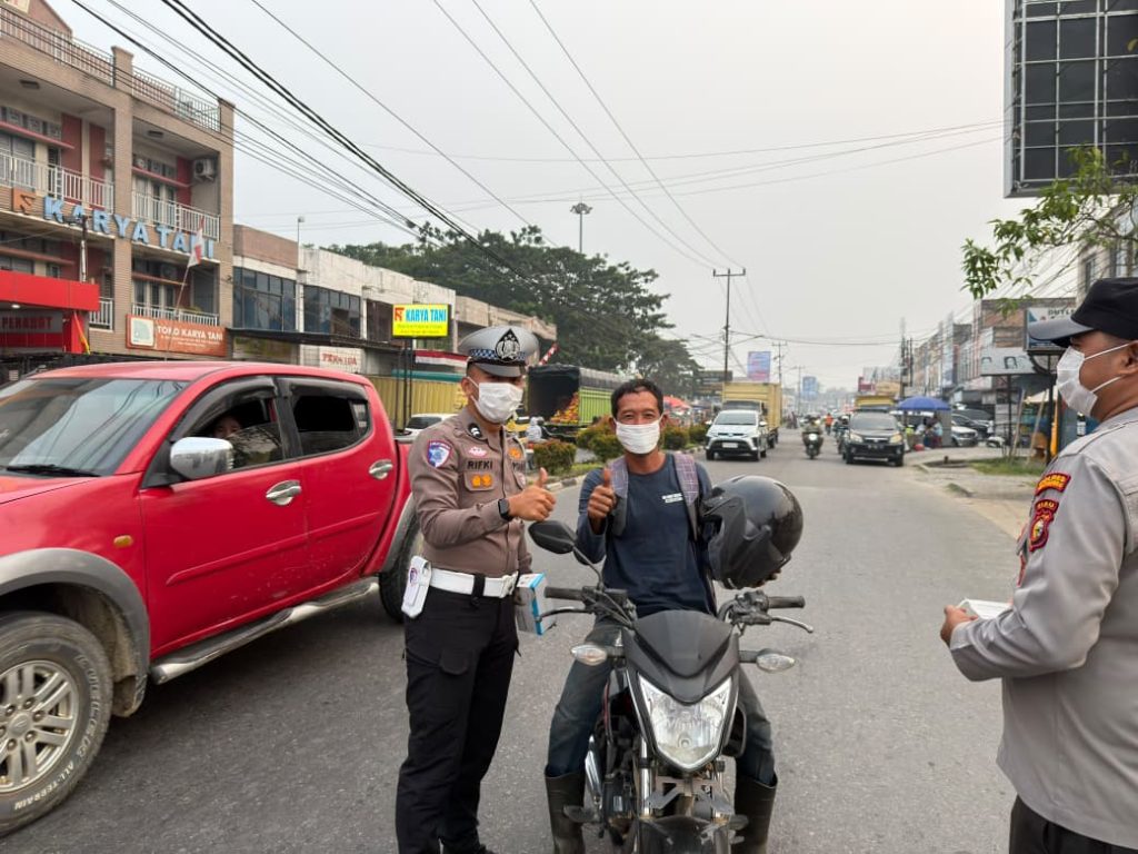 Polres Rokan Hulu Bagikan Masker di Tengah Kabut Asap
