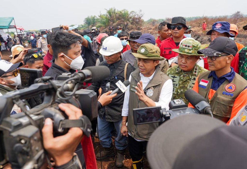 Menhut Raja Antoni Tinjau Lokasi Karhutla Pelalawan