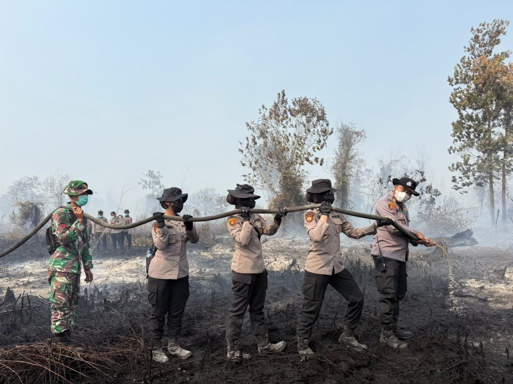 Polwan Polda Riau turun langsung tangani Karhutla di Kerumutan Pelalawan dan Rokan Hilir — maknai Hari Jadi ke-78 dengan pengabdian, 30 Agustus 2026