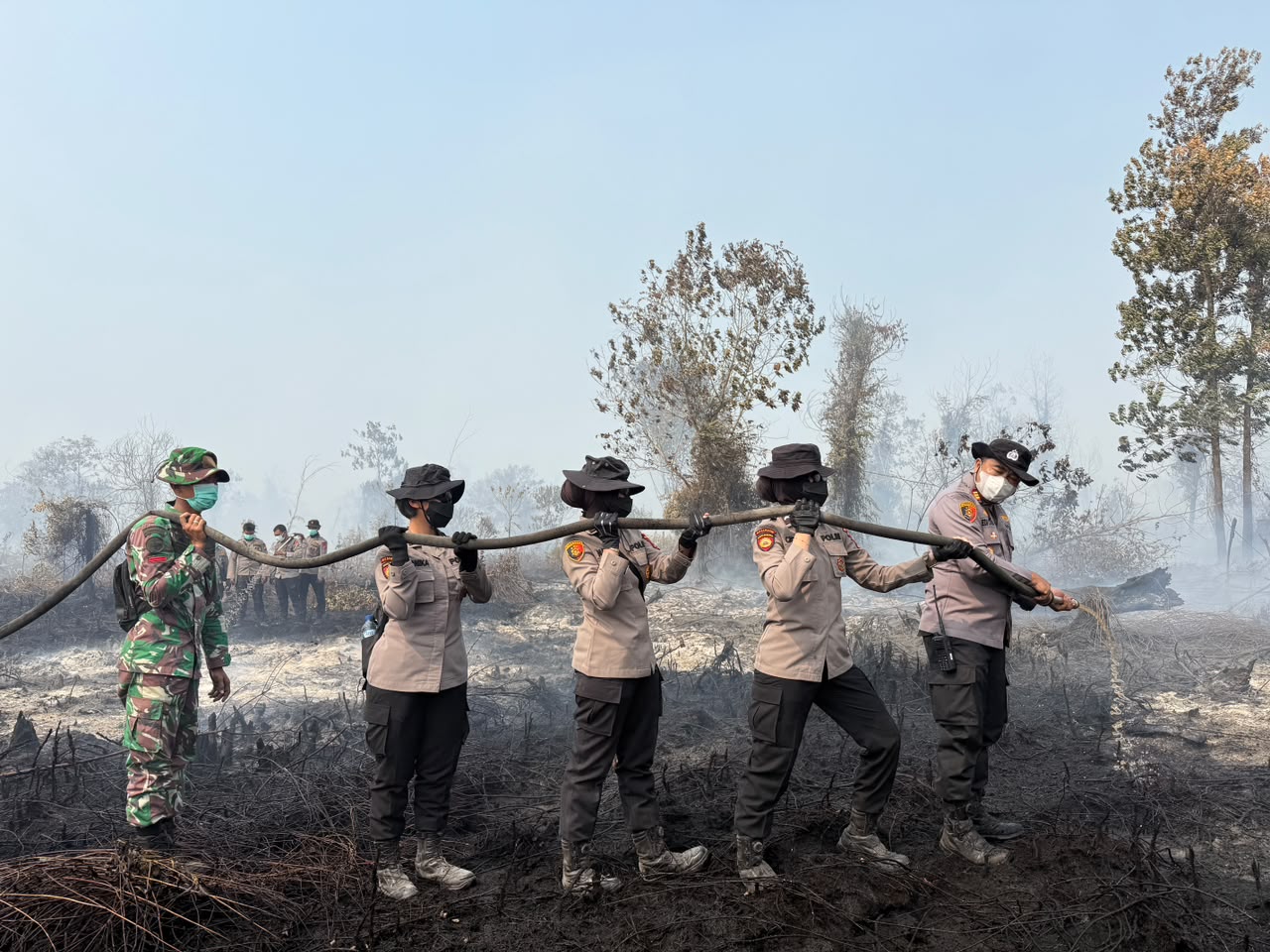 Polwan Polda Riau turun langsung tangani Karhutla di Kerumutan Pelalawan dan Rokan Hilir — maknai Hari Jadi ke-78 dengan pengabdian, 30 Agustus 2026