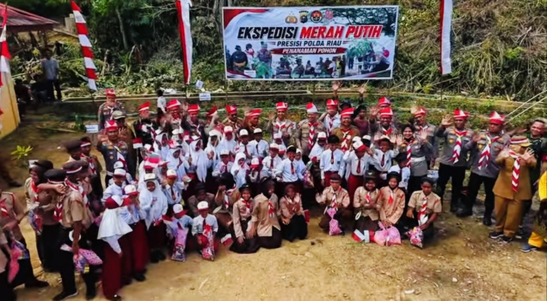 Personel Polda Riau dan Polres Rokan Hulu laksanakan Ekspedisi Merah Putih Presisi Green Policing menyusuri Dusun Pintu Quari Desa Cipang Kiri Kecamatan Rokan IV Koto jaga kedekatan dengan masyarakat dan kelestarian alam