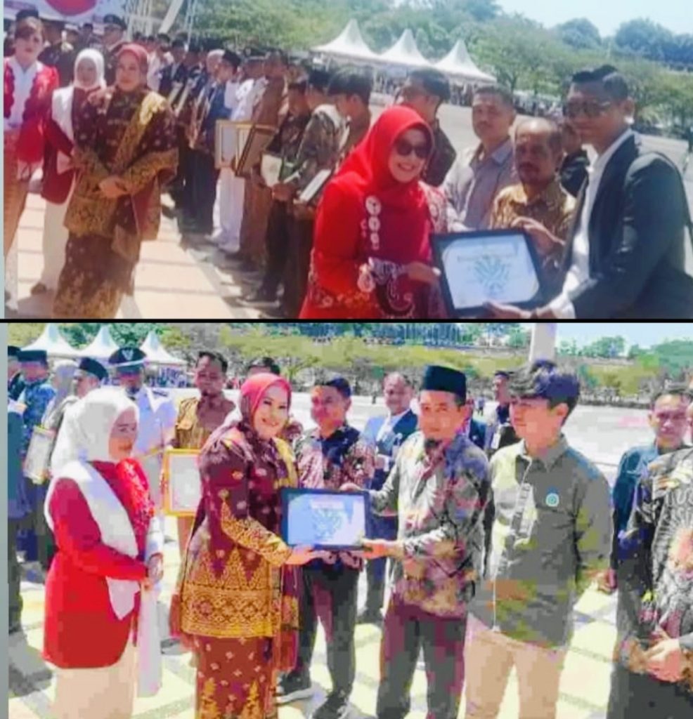 Penyerahan piagam penghargaan kategori "Sangat Taat" bidang perlindungan dan pengelolaan lingkungan hidup tahun 2026 kepada PT Karya Samo Mas (KSM) oleh Ketua TP PKK Rokan Hulu dr. Yeni Dwi Putri, disaksikan Bupati Rokan Hulu Anton S.T., M.M., di Pasir Pengaraian, 24 Juli 2026. Penghargaan ini apresiasi Pemkab Rohul atas kepatuhan perusahaan dalam menjaga lingkungan. (Foto: Istimewa)