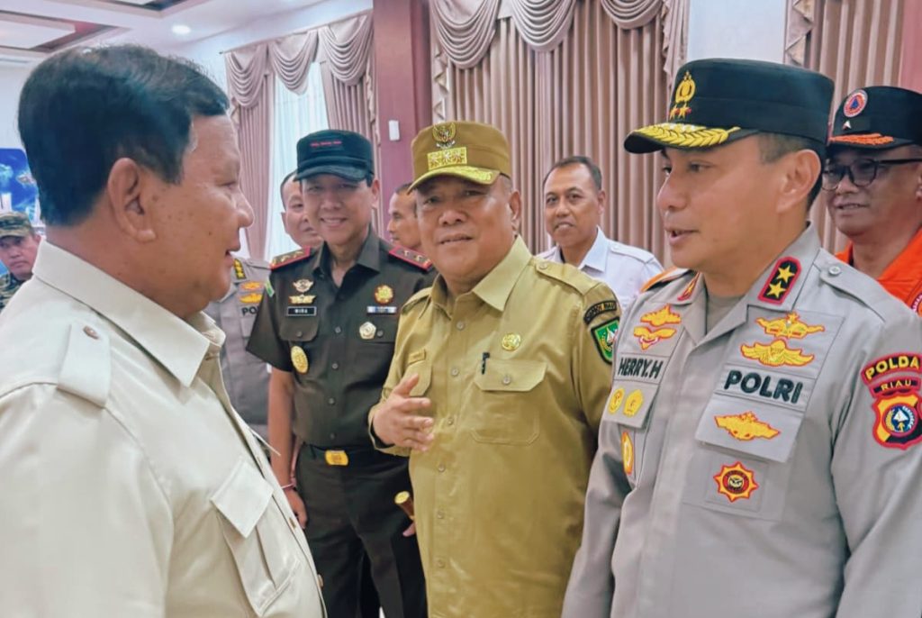 Presiden Prabowo Subianto Berdialog dengan Kapolda Riau Irjen Herry Heryawan dan Pangdam XIX Tuanku Tambusai Mayjen Agus Hadi Waluyo Saat Tinjau Penanganan Karhutla Riau 24 Agustus 2026