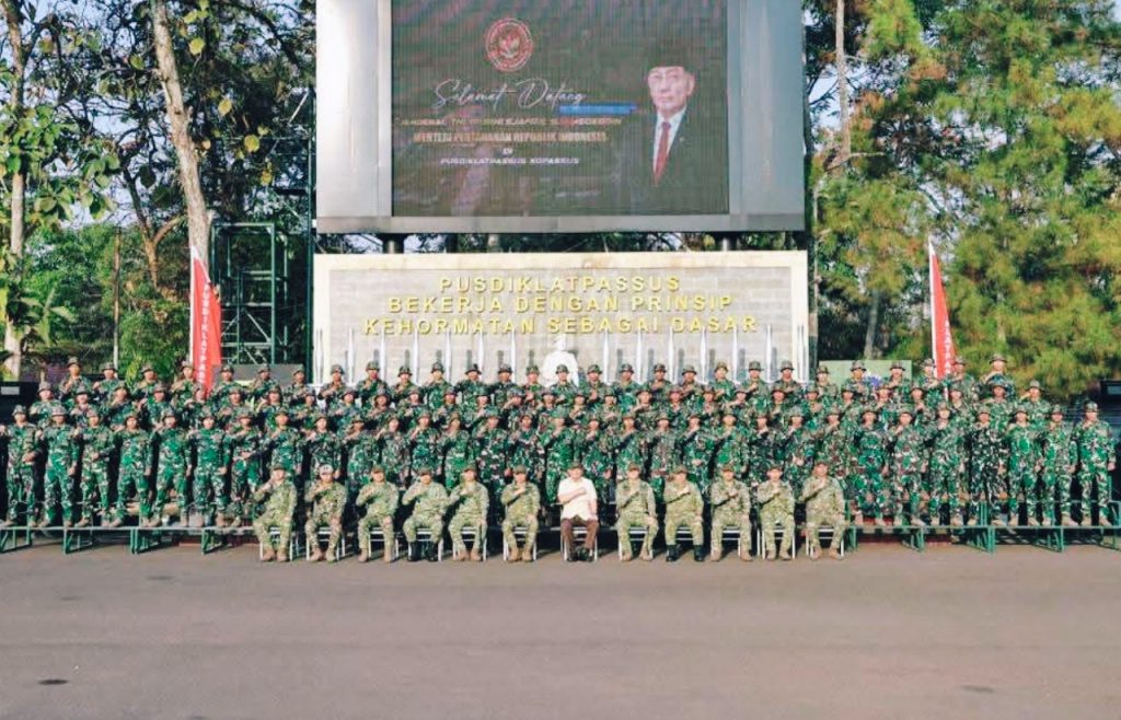 Menteri Pertahanan Sjafrie Sjamsoeddin meninjau kesiapan prajurit TNI di Pusdiklatpassus Batujajar, Jawa Barat