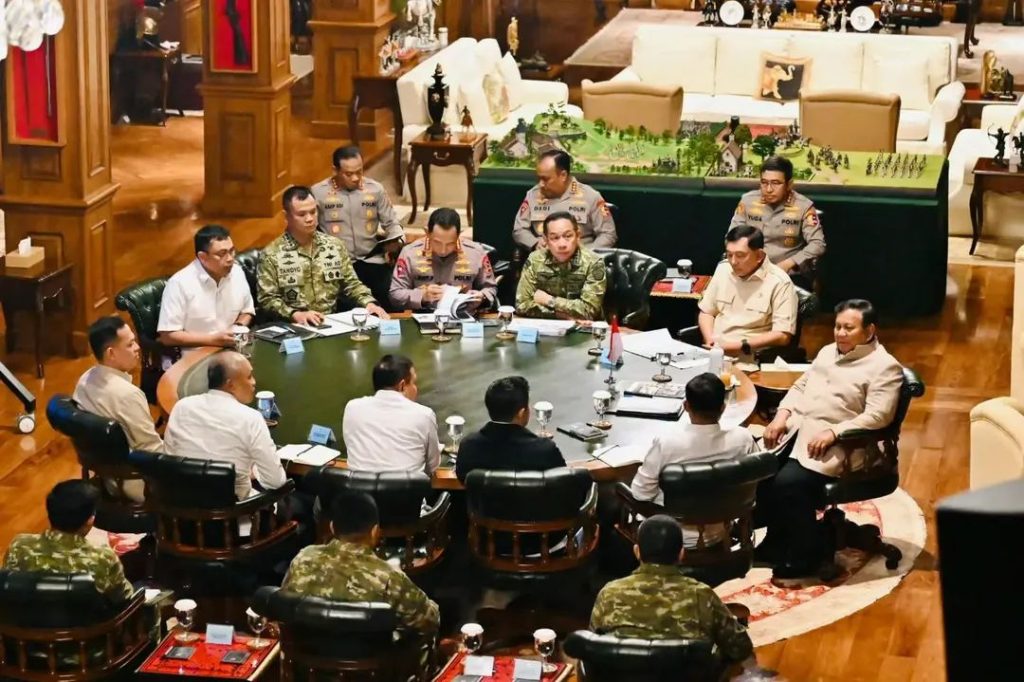 PRESIDEN PRABOWO TERIMA PANGLIMATNI DAN KAPOLRI DI HAMBALANG, BAHAS SITUASI NASIONAL DAN PENANGANAN KARHUTLA