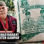 Bupati Ahmad Yuzar & Misharti Salurkan Beras Berkualitas Bagi Lansia di Desa Kasikan