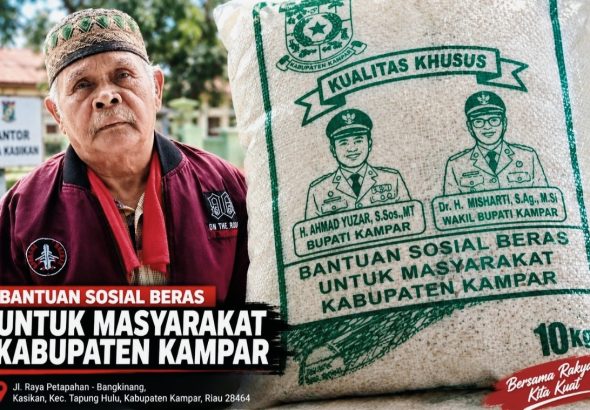 Bupati Ahmad Yuzar & Misharti Salurkan Beras Berkualitas Bagi Lansia di Desa Kasikan