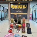 Barang bukti uang tunai dan dua unit HP disita dari tersangka PN pelaku pencurian di Rambah, Kabupaten Rokan Hulu, 27 Oktober 2026
