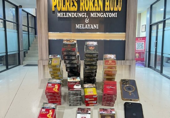 Barang bukti uang tunai dan dua unit HP disita dari tersangka PN pelaku pencurian di Rambah, Kabupaten Rokan Hulu, 27 Oktober 2026