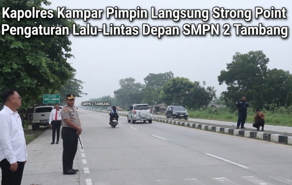 Kapolres Kampar AKBP Boby Putra Ramadhan Sebayang pimpin pengaturan lalu-lintas di depan SMPN 2 Tambang, 26 Oktober 2026
