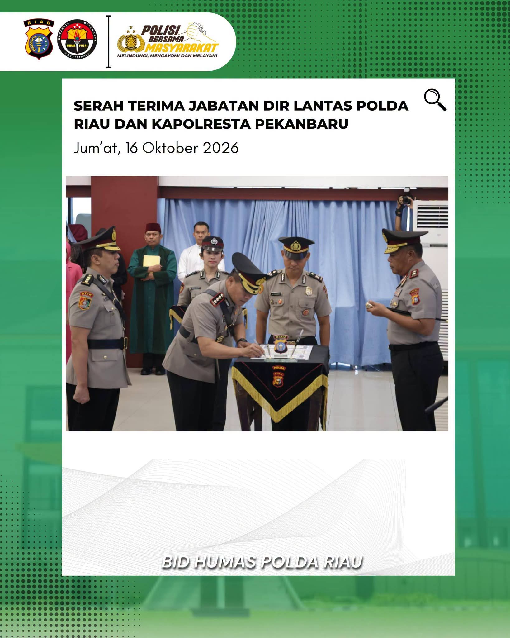 Kapolda Riau Irjen Pol Arman Achdiat memimpin upacara serah terima jabatan Dirlantas Polda Riau dan Kapolresta Pekanbaru di Aula Tri Brata Mapolda Riau